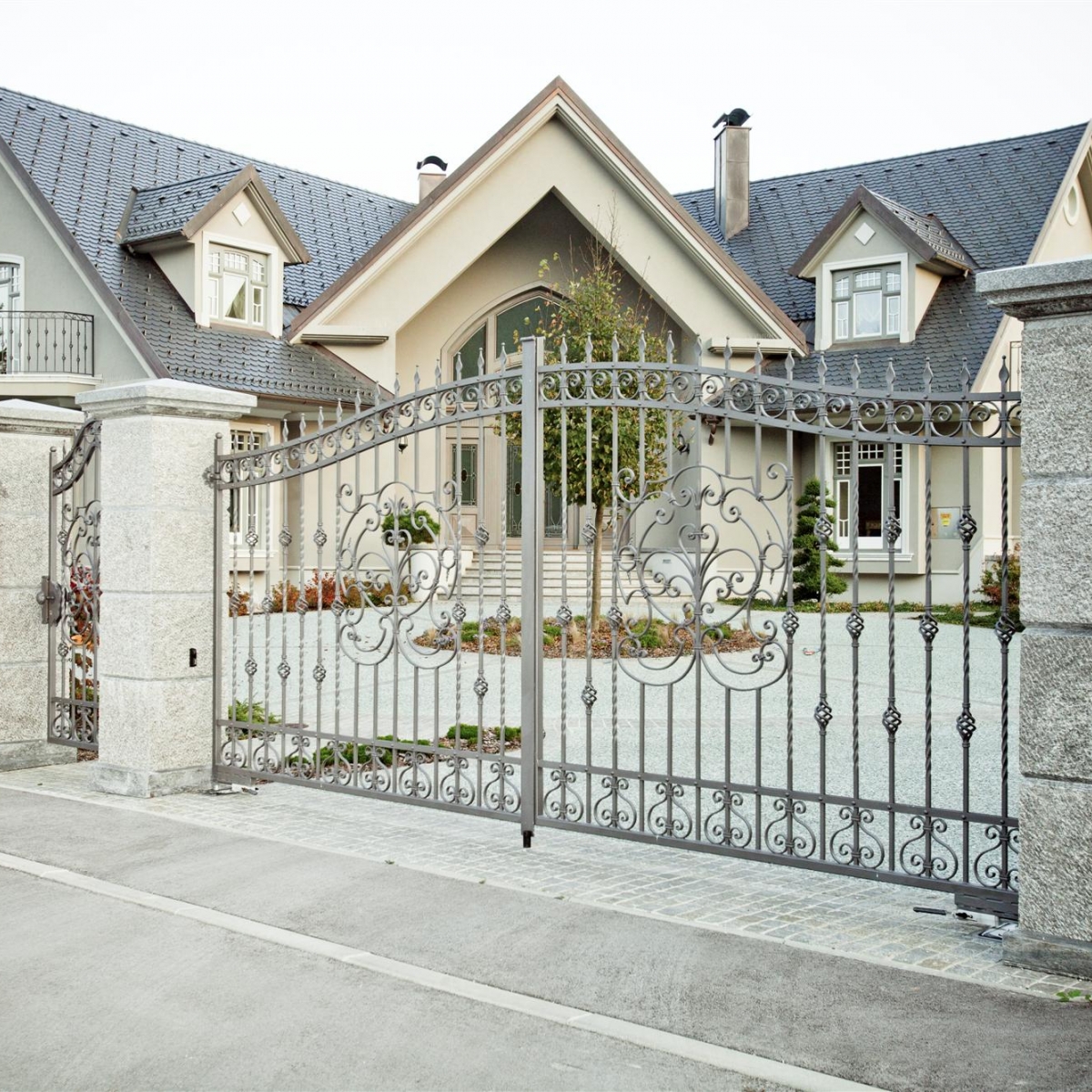 Dvoriščni portal s kamnitimi stebri