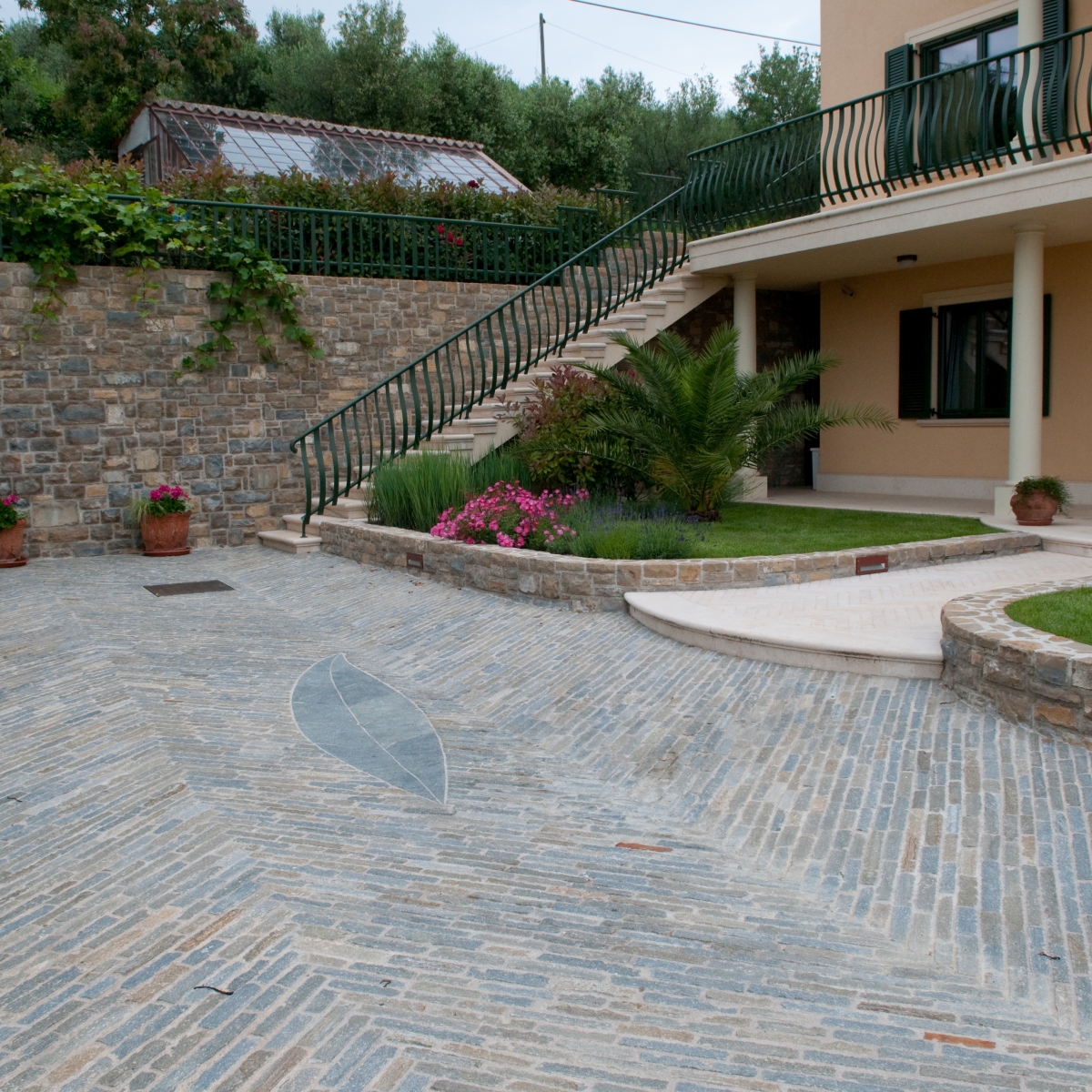 Dvoriščni tlak - klan kamen